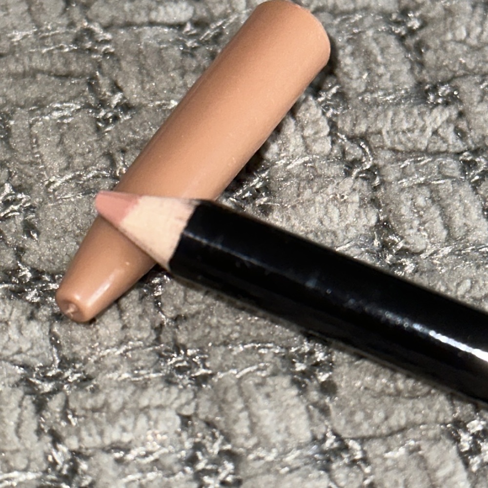 Lip liner nude